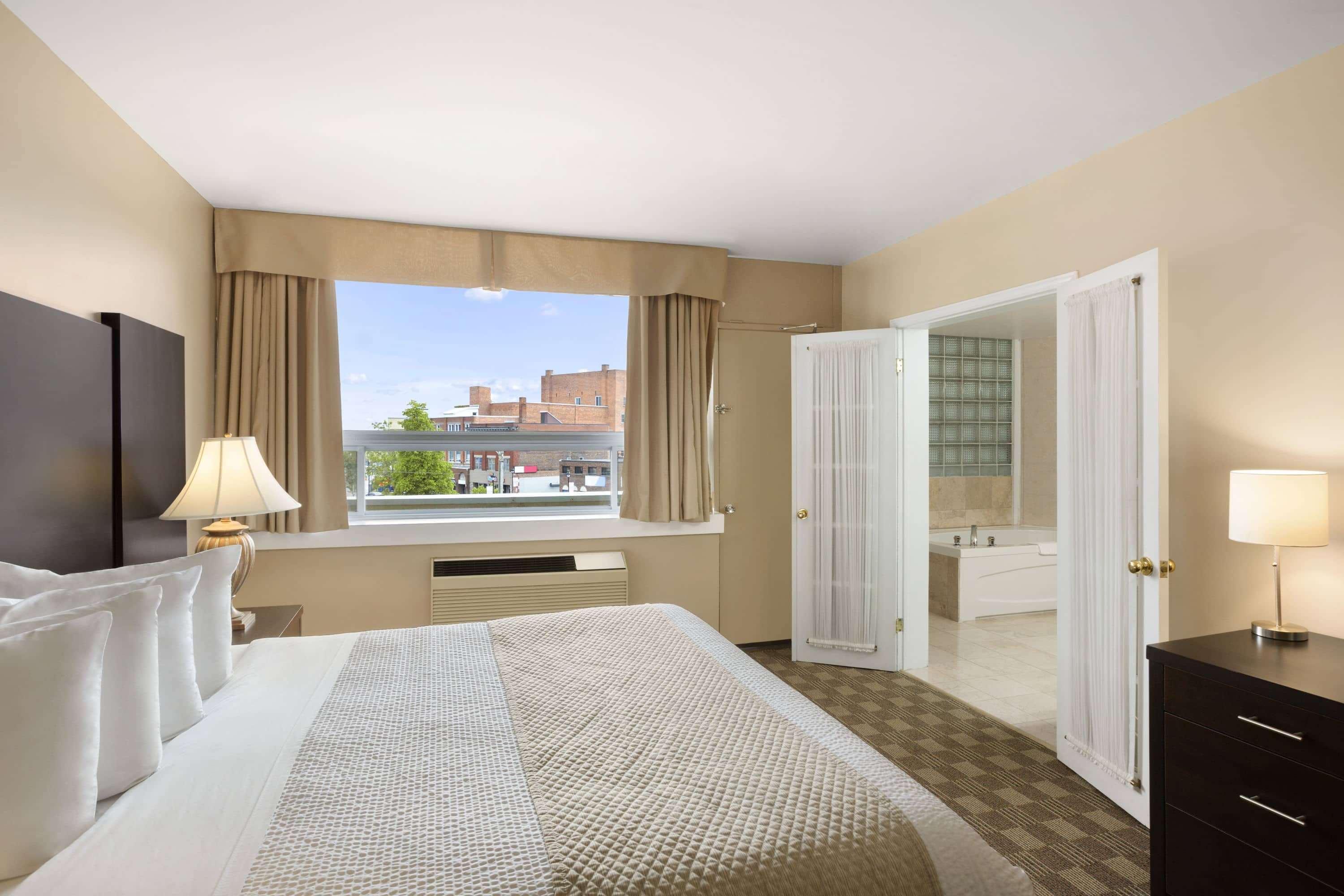 Days Inn & Suites By Wyndham North Bay Downtown Экстерьер фото