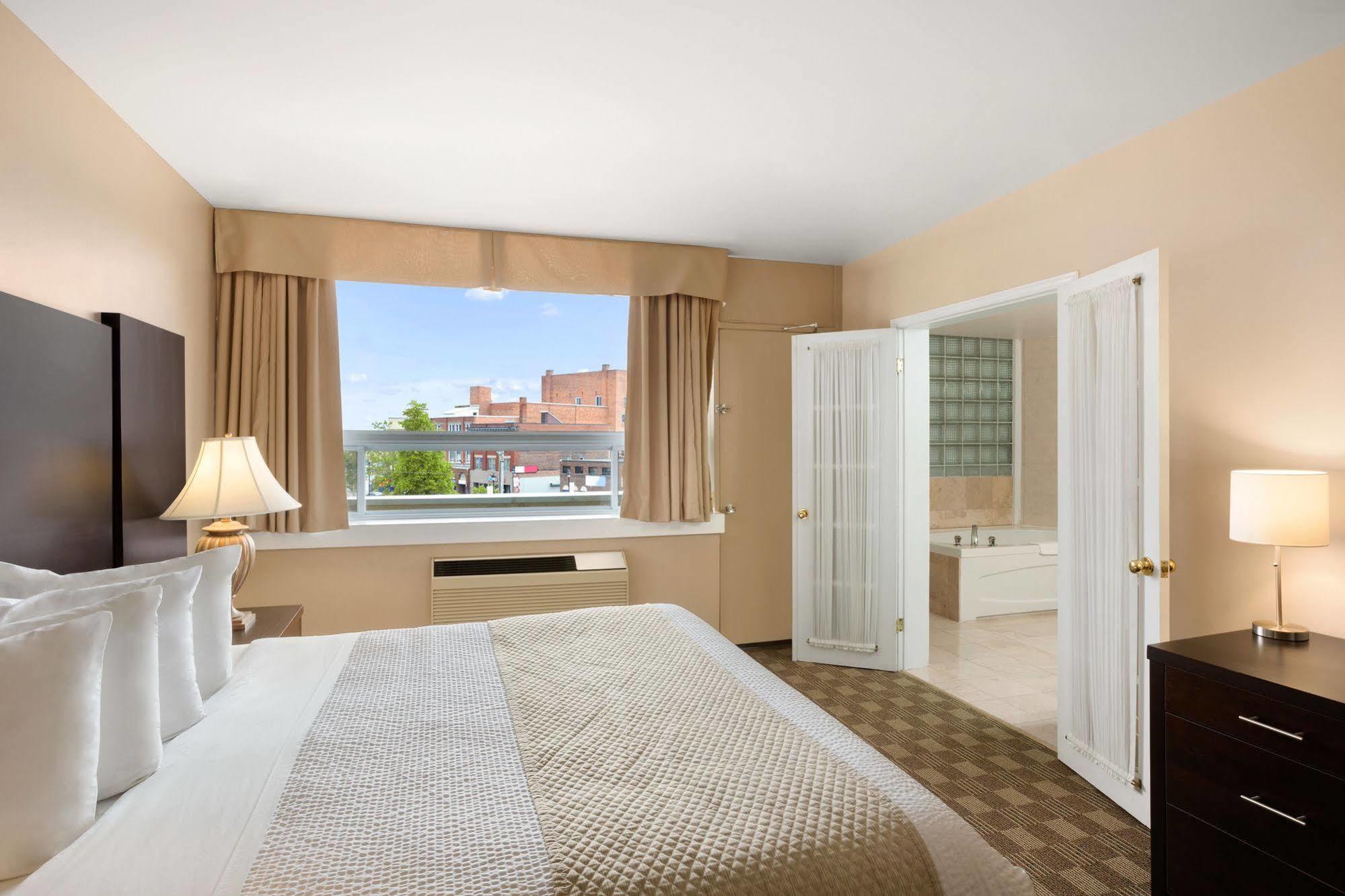 Days Inn & Suites By Wyndham North Bay Downtown Экстерьер фото